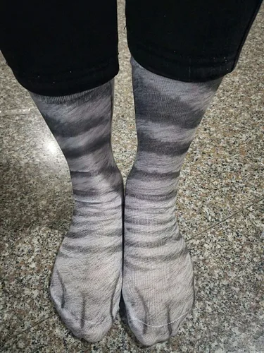 Vista 5 de Divertidos calcetines de patas de animal para intercambio de regalos.