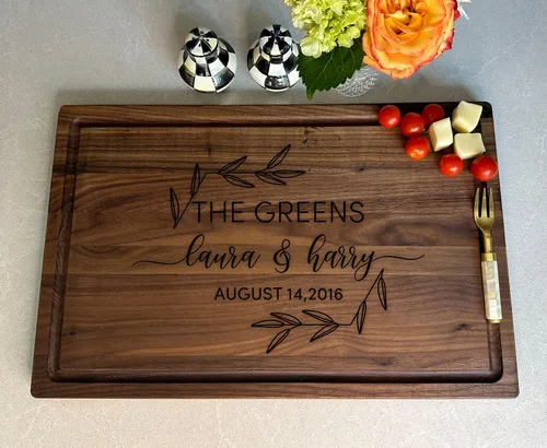Vista 6 de Tabla de cortar personalizada de madera arqueada de madera grabada de nogal