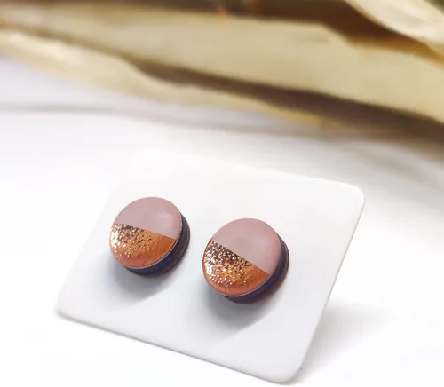 Vista 4 de Dos tonos con aretes de 10 mm de metal martillado falso, aretes redondos para mujeres, niñas y hombres, hechos a mano, postes de acero inoxidable