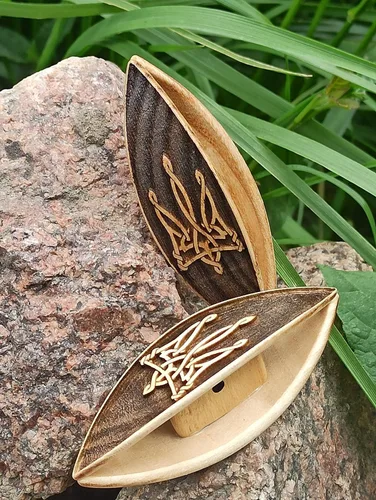Vista 2 de Wooden Tatting Shuttle, Ukrainian coat of arms, trizub, 3D surface, Handmade shuttle tatting with wood carving