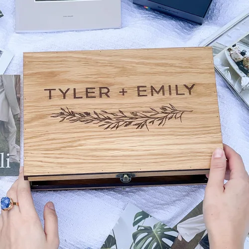 Vista 2 de Caja de Recuerdos Personalizada de Madera con Candado para Bodas, Regalo para Él, Ella, Novio, Novia, Parejas, Aniversario Hombres Mujeres (Roble)