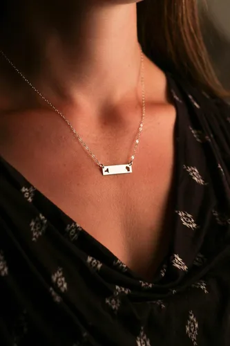 Vista 2 de Collar de barra de estado de mejor amigo, IBD, regalo de graduación, elige dos lugares de países, colgante personalizado de plata de ley 935 14 K