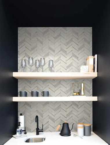 Vista 6 de NextWall Chevron - Papel tapiz de mármol sintético para despegar y pegar (oro metálico y gris perla)
