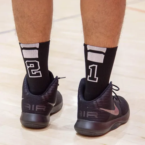 Vista 7 de ChalkTalkSPORTS Calcetines personalizados con número de equipo Calcetines deportivos para jóvenes y adultos negros Elige tu número
