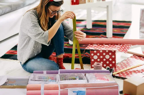 Vista 2 de Organizador de bolsas de papel de regalo colgante, doble cara para colgar puerta y armario, cinta de almacenamiento versátil, lazos para juguetes