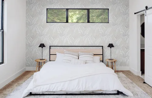 Vista 5 de NextWall Stacy Garcia Home Birds of Paradise - Papel tapiz autoadhesivo (gris perla y plateado metálico)