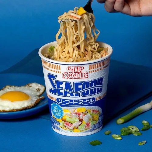 Vista 4 de Nissin Cup Noodles - Sopa de fideos Ramen con mariscos, 2.68 onzas (paquete de 6) Sopa instantánea de fideos ramen, tazas de papel para microondas