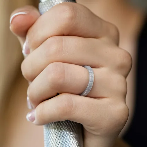 Vista 4 de ROQ - Anillo de boda de silicona para mujer, fino, apilable, para bodas, paquetes de 1, 8 y 4