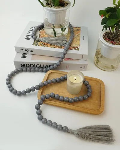 Vista 5 de Guirnalda de cuentas de madera gris con borlas, 61 pulgadas