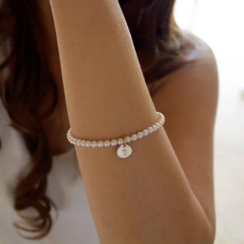 Vista 3 de Ursteel Pulsera de Perlas con Inicial para Mujer - Delicada Pulsera de Cuentas de Perlas con Letra Chapada en Oro de 14 Quilates para Mujer