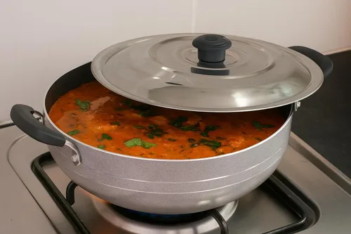 Vista 4 de DBY Kadai antiadherente con tapa de acero inoxidable de 2 litros de sartén profunda antiadherente Kadhai indio para curry, freír y salsa de gas