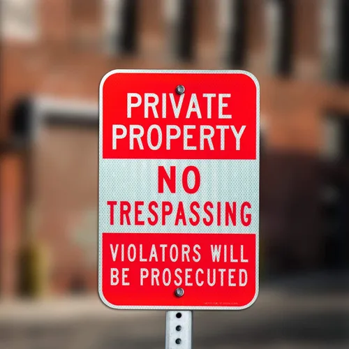 Vista 5 de Paquete de 2 señales de propiedad privada sin paso, violadores serán procesados, láminas reflectantes de grado ingeniero de 18 x 12 pulgadas