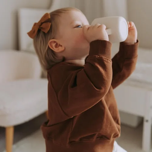 Vista 6 de KIDSco. Vaso de silicona con asas de transición de fácil agarre, boquilla suave y pajita. Una taza de entrenamiento irrompible no tóxica sin Avena