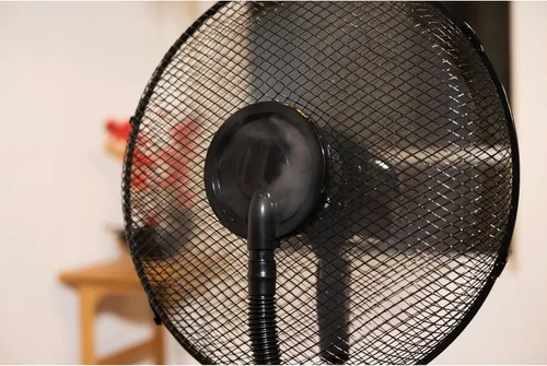 Vista 3 de XBrand Ventilador oscilante de niebla de pedestal de 47 pulgadas con control remoto y temporizador, ventilador de refrigeración para interiores
