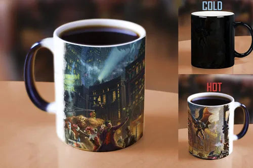 Vista 2 de Morphing Mugs DC Comics – Batman – Dark Knight Saves Gotham City – Taza sensible al calor – Taza de café de cerámica que cambia de color – por Trend