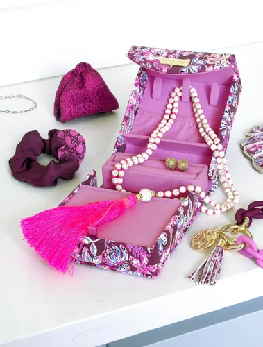 Vista 4 de Lilly Pulitzer Organizador de joyas de viaje, joyero de cuero vegano para mujer, bonito organizador de joyas para collares, anillos, pulseras, rollo