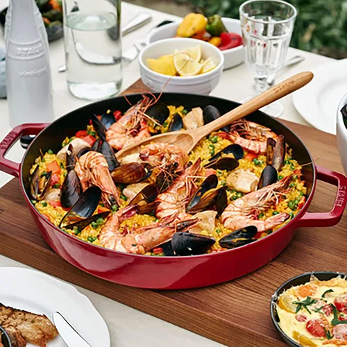 Vista 3 de Staub Sartén de hierro fundido de 13 pulgadas con doble asa - Cereza, fabricada en Francia