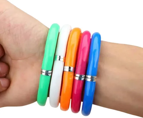 Vista 4 de Fun Express Pulseras de pluma de vinilo neón con purpurina de tinta - 12 piezas