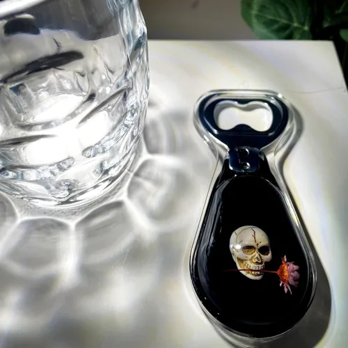 Vista 6 de Abrebotellas Magnético – Diseño Original Calavera Mordiendo Flor en Resina Negra – Imán Fuerte para Nevera – Regalo Ligero para Decoración Gótica