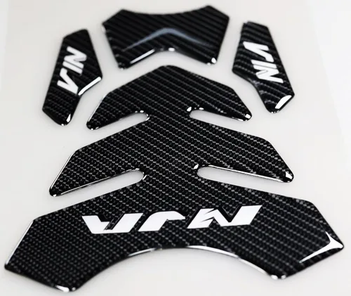Vista 3 de Adhesivo de vinilo de fibra de carbono 5D de cromo, protección para tanque de gasolina para NJ 250 300 todas las series con llavero