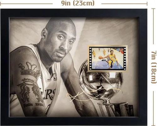 Vista 5 de ORIMAMI Póster Deportivo de Superestrella Kobe Bryant Enmarcado para Escritorio Foto Regalo 8x6 Pulgadas, con Mini Celda de Película Firmada