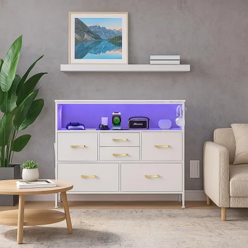 Vista 2 de Cómoda blanca YILQQPER para dormitorio, soporte de TV con 6 cajones, cómoda de dormitorio con enchufes de corriente y luz LED, cómodas de tela