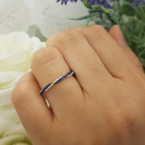 Vista 2 de Dazzlingrock Collection Anillo de boda apilable de zafiro azul y diamante blanco entrecruzado estilo remolino redondo en oro, Metal Gema Piedra Oro