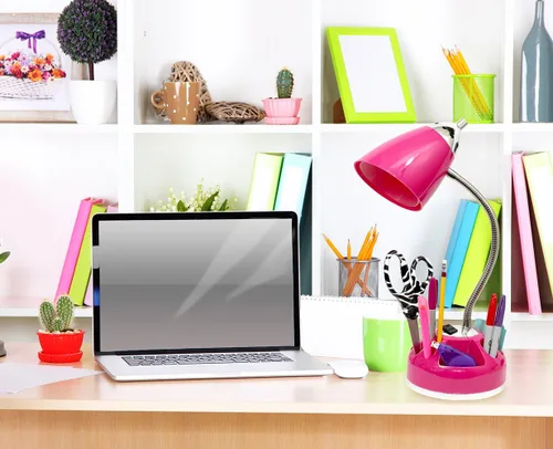 Vista 2 de Lámpara organizadora de escritorio Limelights LD1015-CBL con toma para carga, con base estilo Lazy Susan, color azul claro