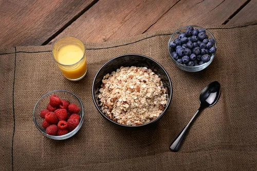Vista 2 de Burl Barley Granola, Jarabe de arce y nueces, 1 libra, granola de grano entero, grano de cebada enrollada, granola de nuez de arce endulzada