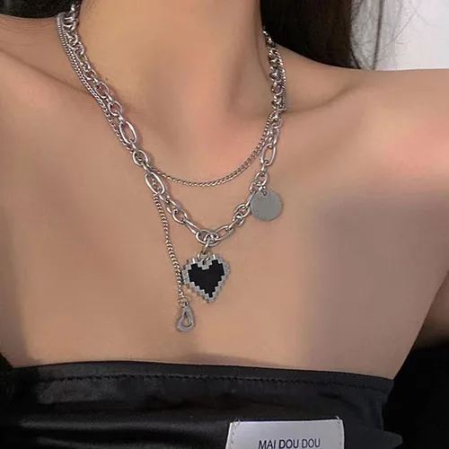 Vista 6 de Collar punk con forma de corazón de mosaico en capas, gargantilla de cadena cubana plateada con mosaico negro de roca, gargantilla de corazón