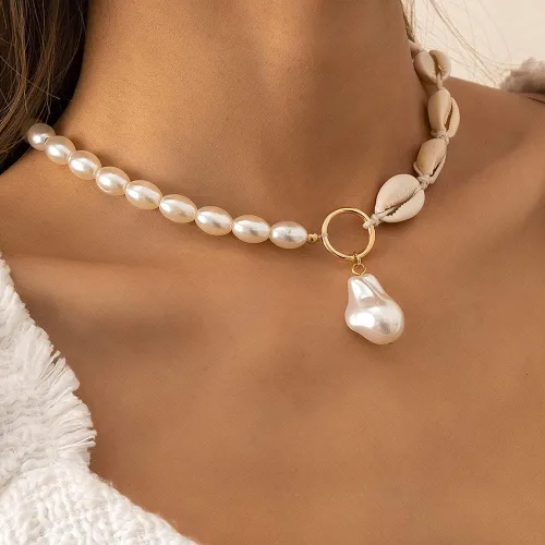 Vista 2 de Rumtock Delicada gargantilla ovalada de perlas con cuentas de concha de mar, collar de oro con colgante de perlas barrocas para mujeres y niñas
