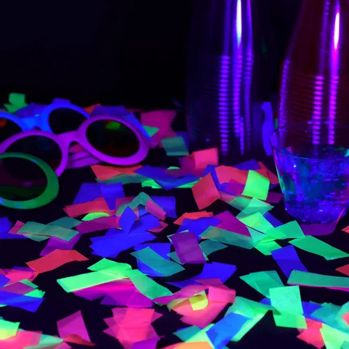 Vista 3 de Ultimate Confetti - Confeti rectangular multicolor reactivo UV, 1 libra Confeti biodegradable respetuoso con el medio ambiente, resistente al