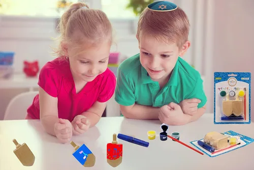 Vista 3 de The Dreidel Company Craft-A-Dreidel, crea tu propia personalización, el kit incluye 2 Dreidels de madera, 3 colores, 1 cepillo, 1 purpurina