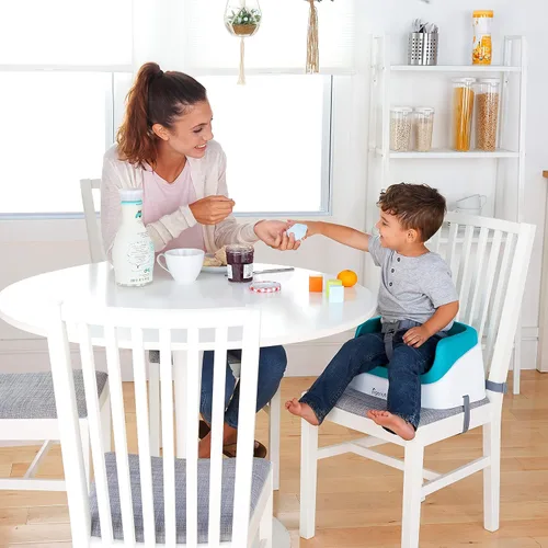Vista 2 de Asiento elevador SmartClean Toddler Booster de Ingenuity para mesa de comedor con correas de arnés de 3 puntos, azul pavo real
