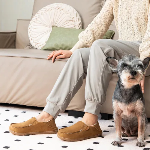 Vista 2 de FamilyFairy Pantuflas tipo mocasín de microgamuza para mujer, cómodas pantuflas de espuma viscoelástica para interiores y exteriores