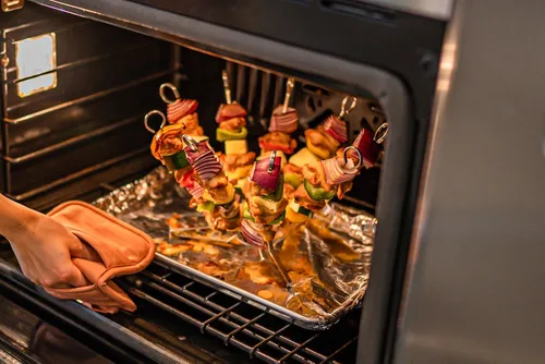 Vista 2 de O-Yaki - Sistema de brochetas verticales de metal para barbacoa, juego de 9 pinchos planos para asar brochetas con soporte para brochetas, libro