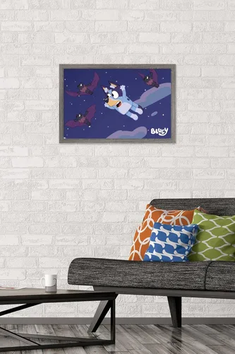 Vista 2 de Bluey - Póster de pared de murciélagos, 22.4 pulgadas de largo x 14.7 pulgadas de ancho, versión enmarcada de madera de granero