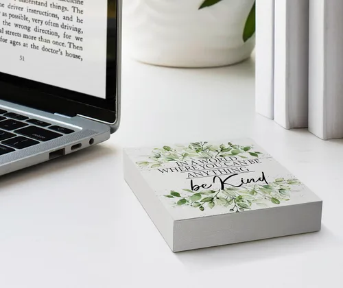 Vista 3 de Letrero de madera con texto en inglés «In a World Where You Can Ba Anything Be Kind», decoración de escritorio con cita rústica de bondad