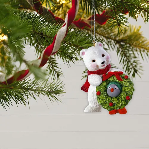 Vista 2 de Hallmark Adorno navideño de recuerdo 2019 con fecha de año Bola de nieve y esmoquin Decking The Halls Oso polar y pingüino