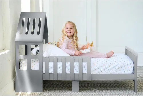 Vista 2 de Little Partners Lil' House - Cama infantil de madera maciza con forma de hogar con rieles y dos protectores de seguridad, se adapta a colchones