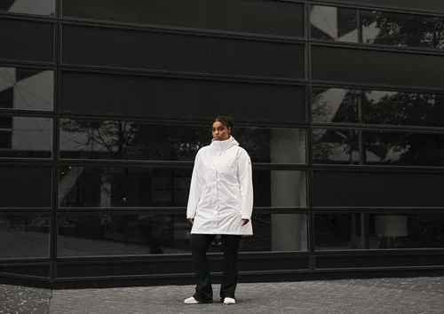 Vista 4 de Helly-Hansen Chaqueta de lluvia larga con capucha impermeable y transpirable Aden para mujer