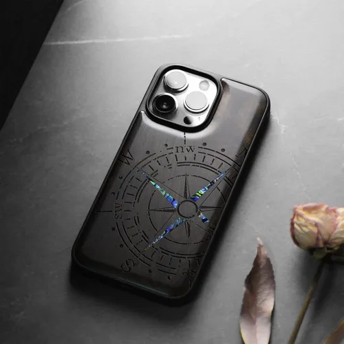 Vista 4 de Carveit Funda protectora de madera de diseñador para iPhone 13 Pro Max, cubierta magnética, grabado en madera e incrustaciones de concha, funda