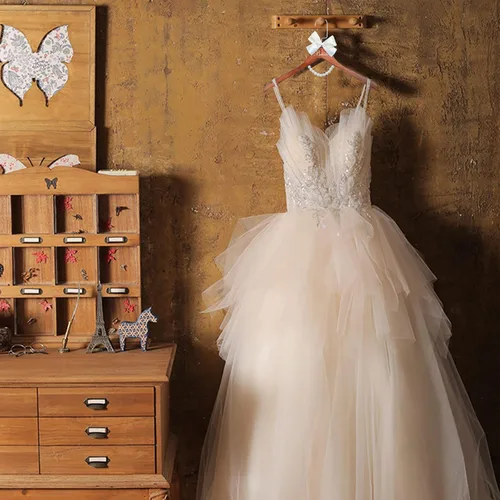 Vista 2 de Colgador de vestido de novia para novia, regalo de boda, percha de madera marrón con perlas y lazo para vestidos de novia, regalo de despedida