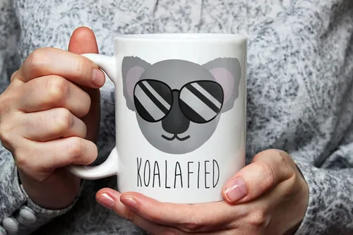 Vista 3 de Fonhark - Taza Koalafied - Calificado Koala Bear Pun Cute Animal Gafas de sol Divertidos Animales Amantes del Café, Taza de Café Novedad de 11 Oz