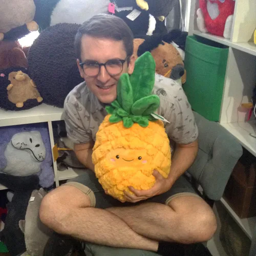Vista 2 de Squishable - Piña - Colección Comfort Food - 13 pulgadas - Peluche coleccionable de peluche
