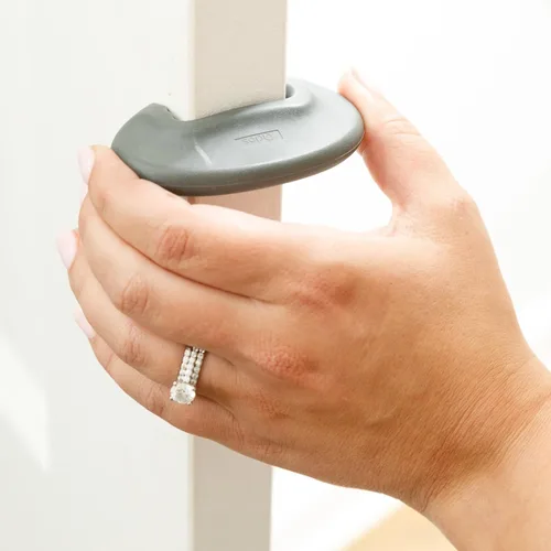 Vista 3 de Qdos Protector de seguridad para dedos Gris Garantizado que no se comprimirá ni se cae como otros productos – Protege los dedos de puertas