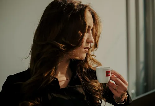 Vista 5 de Aiello Caffe - Granos de café expreso italiano, bolsa de 2.2 libras, café de grano entero mediano recién tostado y mezclado en el sur de Italia