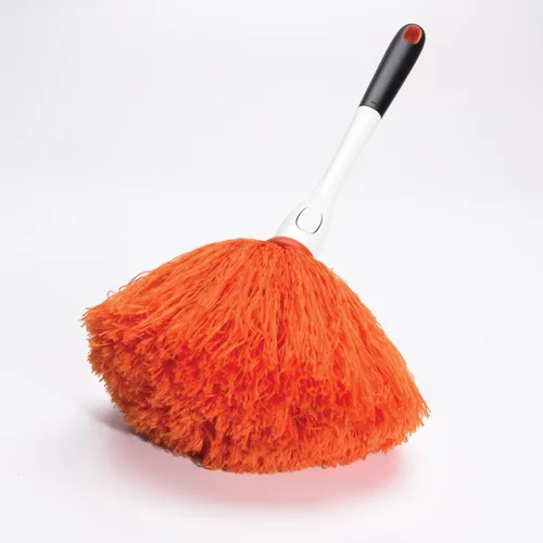 Vista 5 de OXO Good Grips Plumero de Microfibra Delicado Traps dust without chemicals, gentle on delicate surfaces, with a comfortable non-slip handle and
