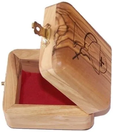 Vista 2 de Holy Land Imports Caja de madera de olivo Primera Comunión 14 pulgadas de alto