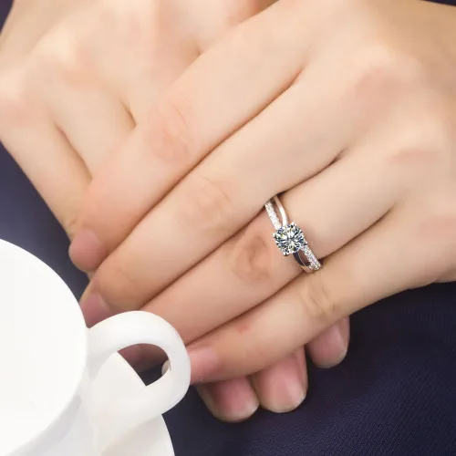 Vista 6 de THREE MAN Excelente anillo de compromiso de diamantes de imitación NSCD de 1 CT con 4 puntas para mujer, plata esterlina